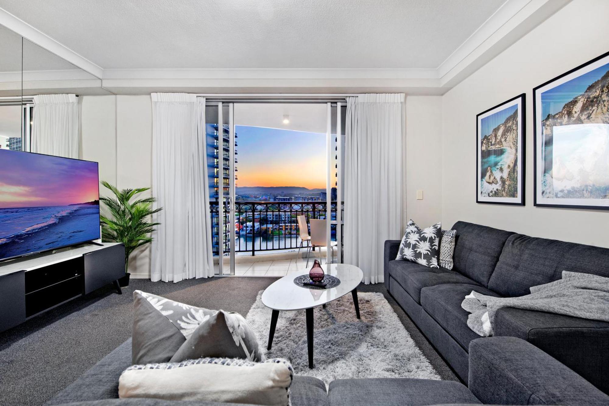 Self Contained At Chevron Renaissance - Privately Managed - Wow Apartment *