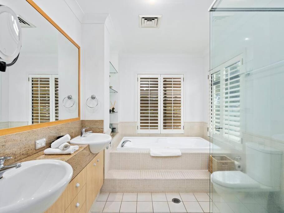 Side Bliss Mermaid Beach, 3bd - Heated Pool Holiday home