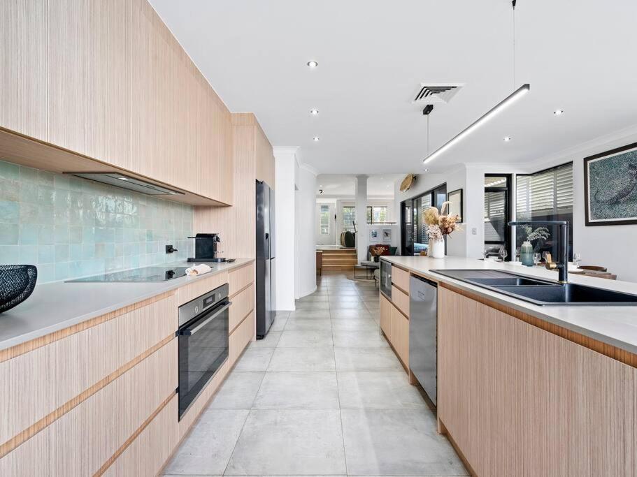 Side Bliss Mermaid Beach, 3bd - Heated Pool Holiday home *