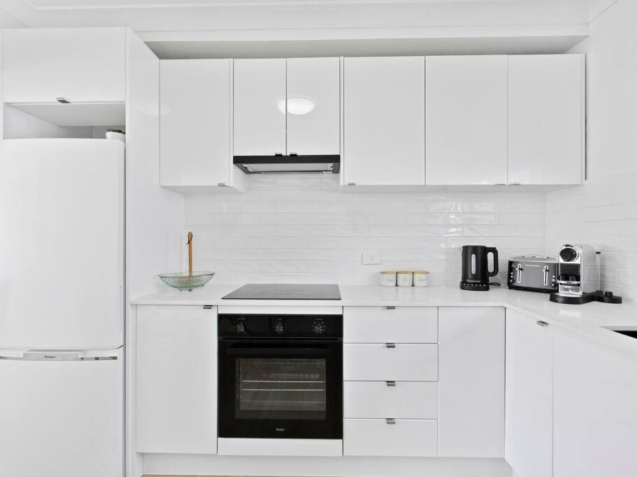 Beachfront Escape Broadbeach, 2 Bd, Pool , Sleeps 7 Apartment