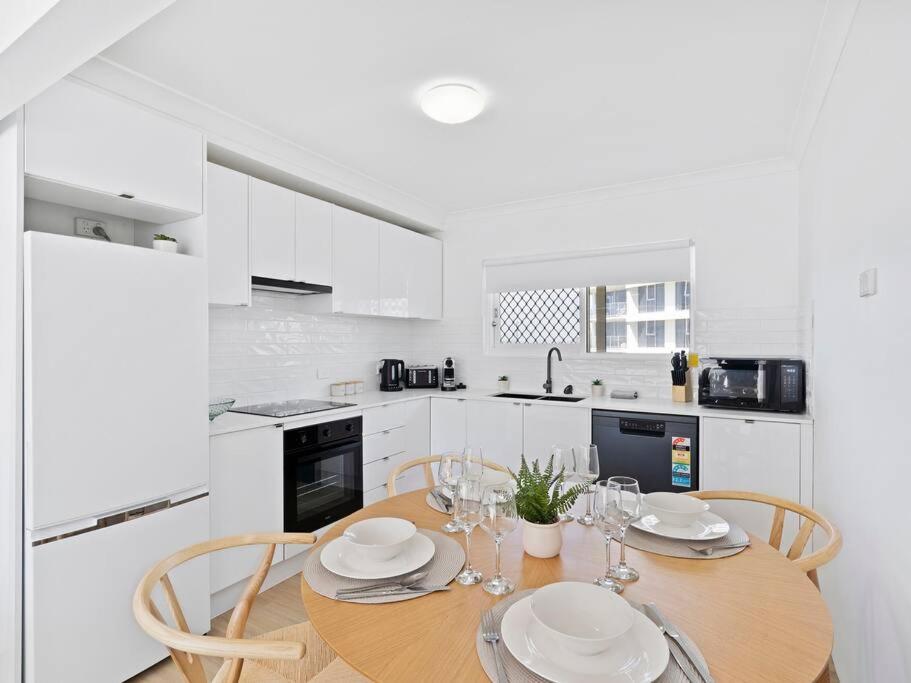 Apartment Beachfront Escape Broadbeach, 2 Bd, Pool , Sleeps 7 *