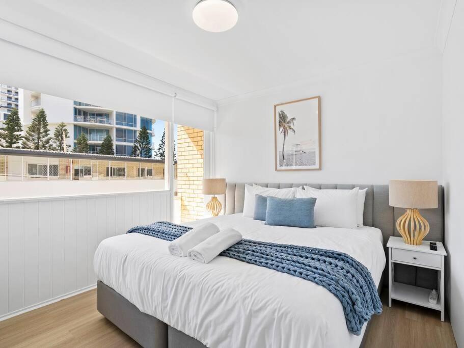 Beachfront Escape Broadbeach, 2 Bd, Pool , Sleeps 7 Apartment