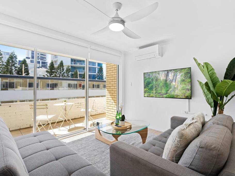 Apartment Beachfront Escape Broadbeach, 2 Bd, Pool , Sleeps 7