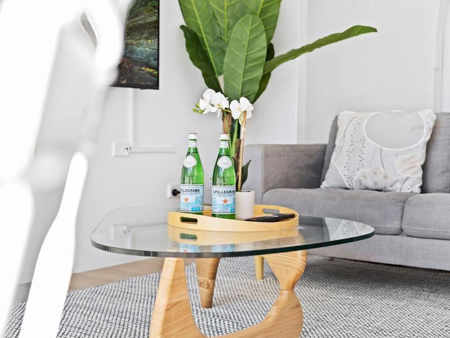 Beachfront Escape Broadbeach, 2 Bd, Pool , Sleeps 7 *