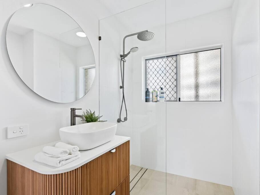 Apartment Beachfront Escape Broadbeach, 2 Bd, Pool , Sleeps 7 Gold Coast