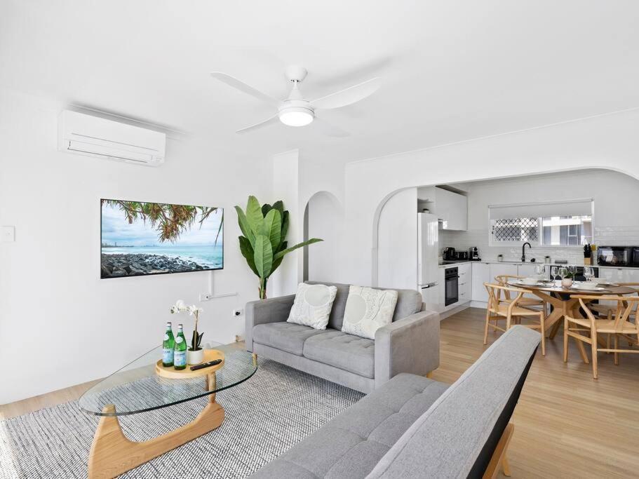 Beachfront Escape Broadbeach, 2 Bd, Pool , Sleeps 7 Apartment Gold Coast