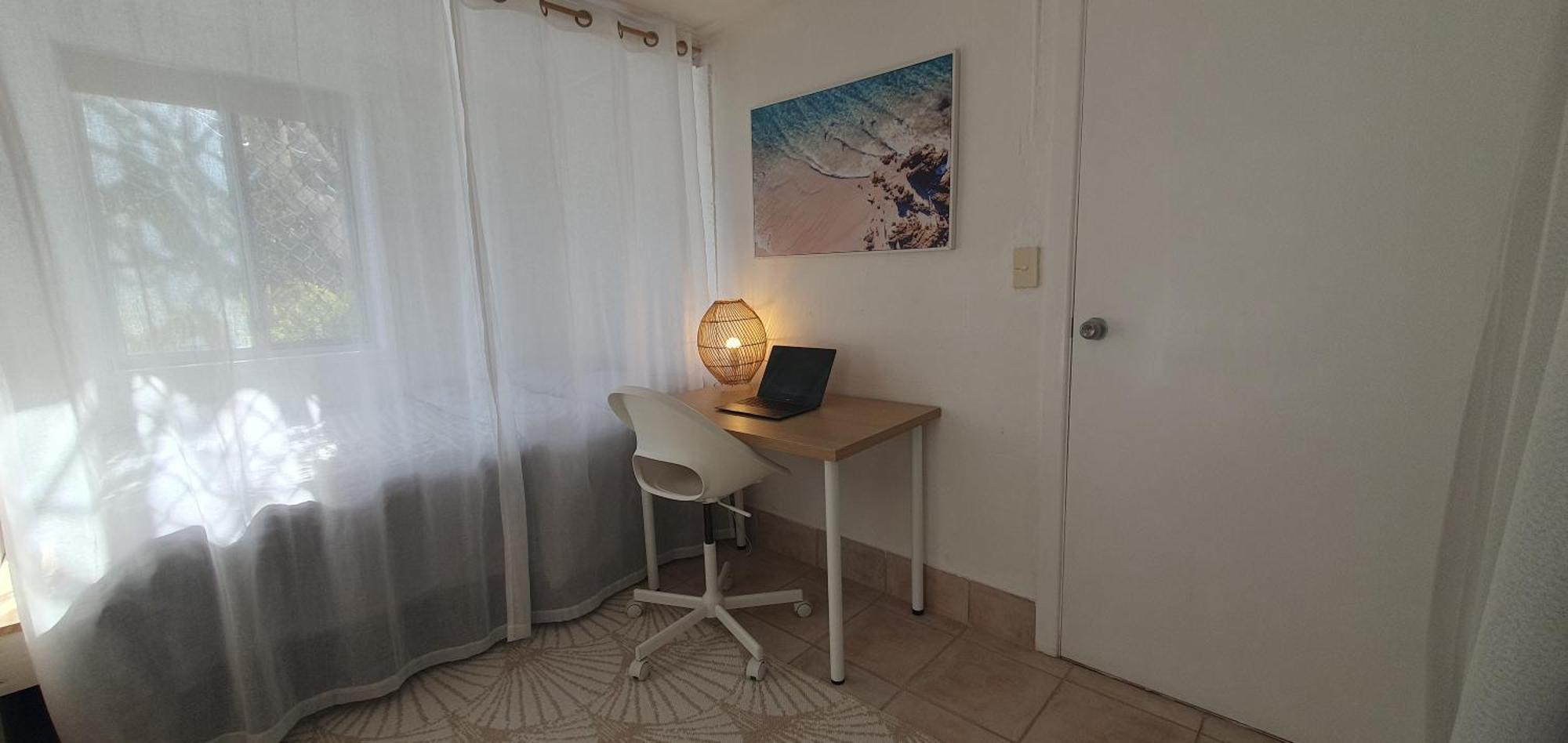 Guest house Entire Guest - Is 1 And Half Km - Pets Welcome *