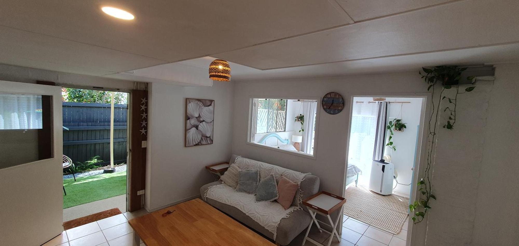 Entire Guest - Is 1 And Half Km - Pets Welcome *