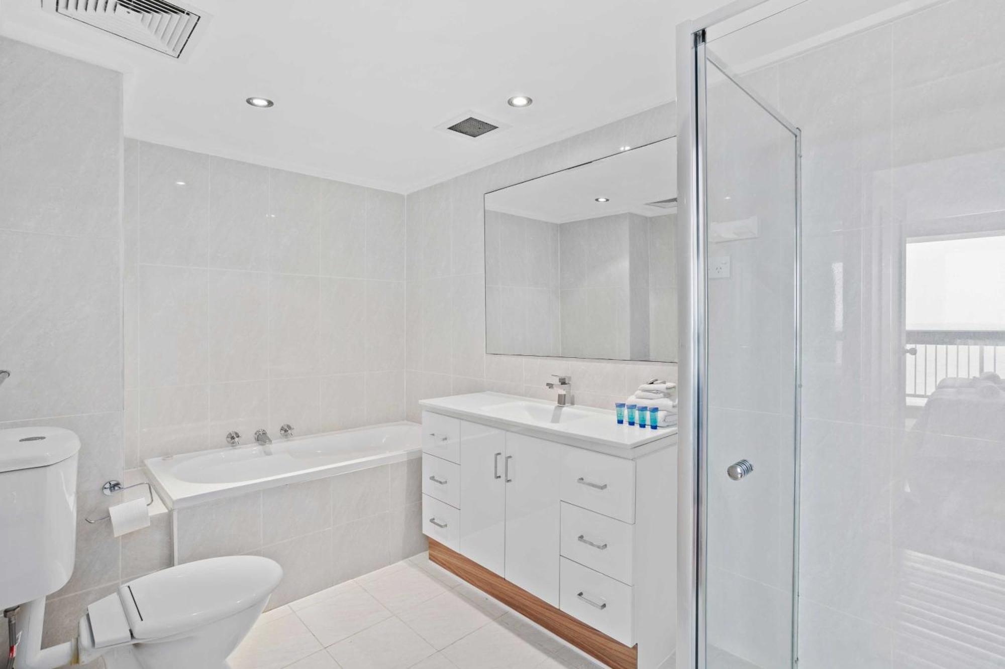 18th Floor Ocean Views At Imperial Surf Apartment