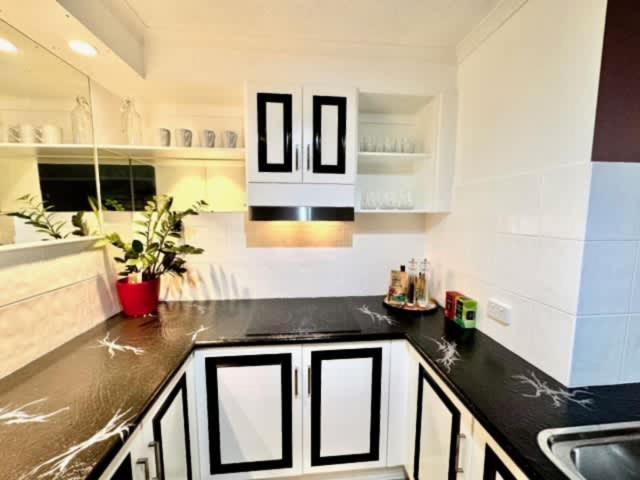 Burleigh Heads Koala Park Pool & Parking Apartment Gold Coast