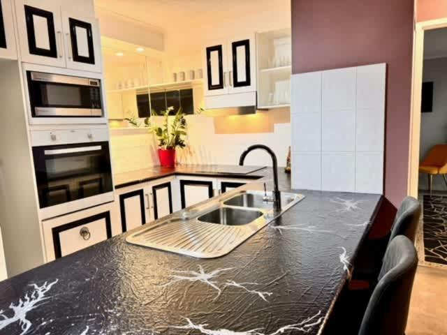 Burleigh Heads Koala Park Pool & Parking Apartment