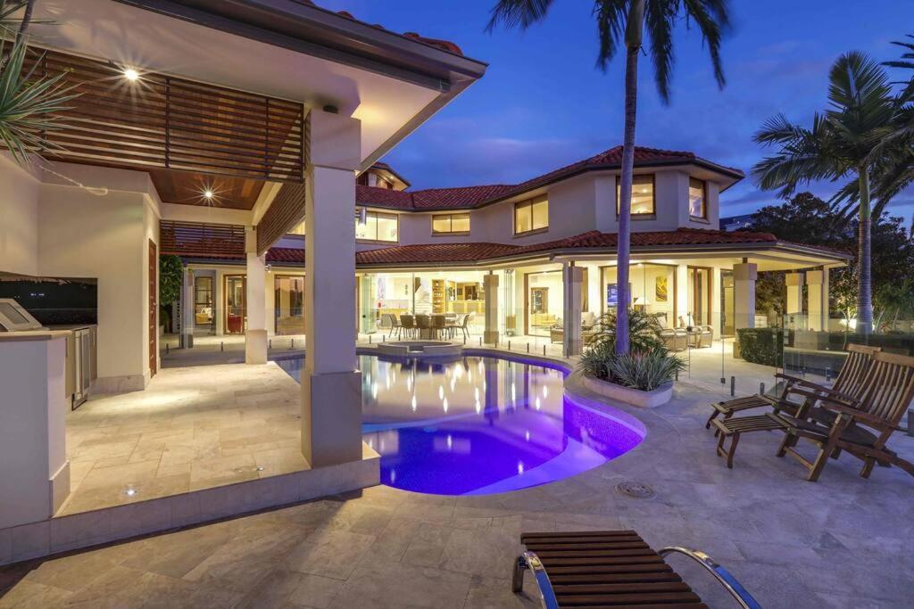 Main River Grandeur Mansion, 5bed, Pool & Sauna Gold Coast