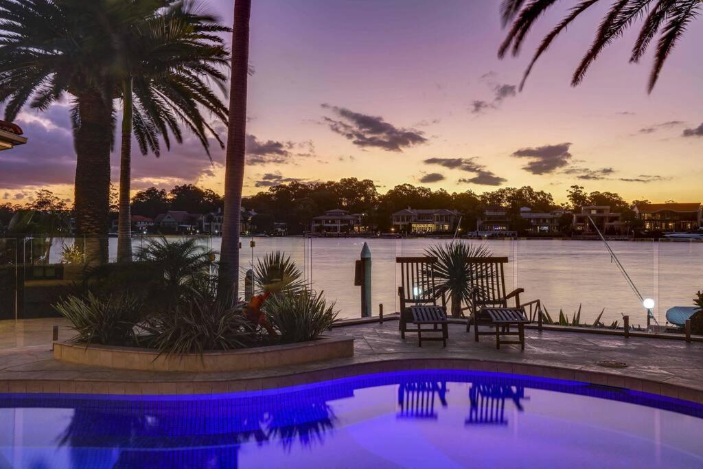 Main River Grandeur Mansion, 5bed, Pool & Sauna Apartment