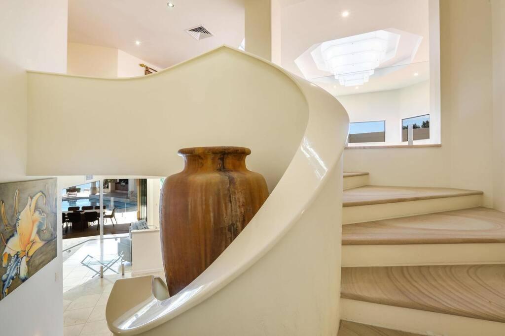 Main River Grandeur Mansion, 5bed, Pool & Sauna *