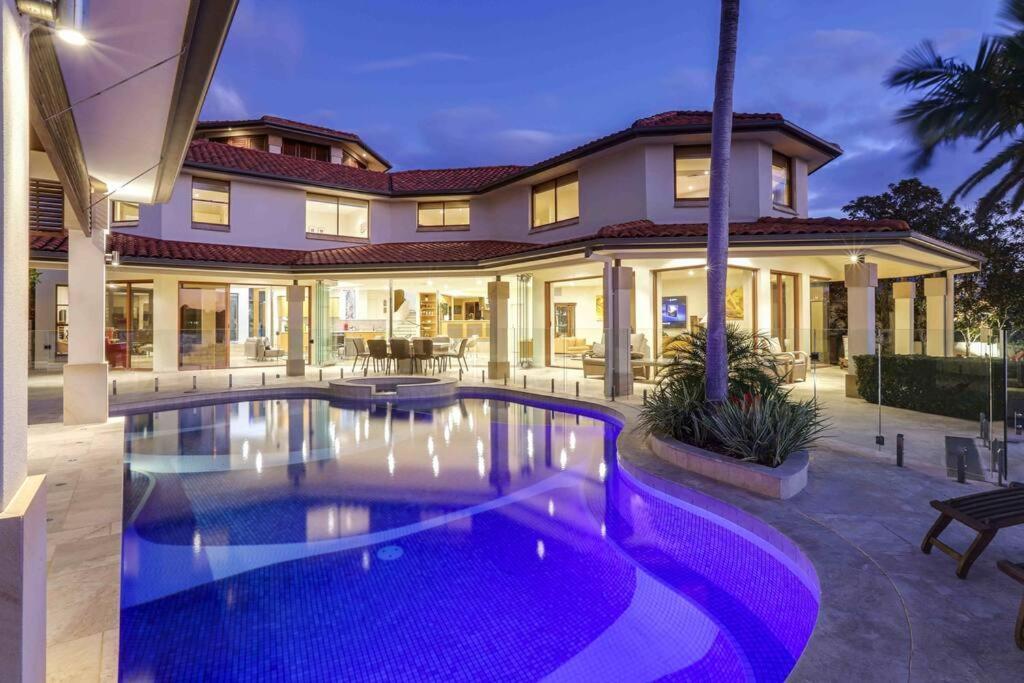 Main River Grandeur Mansion, 5bed, Pool & Sauna *