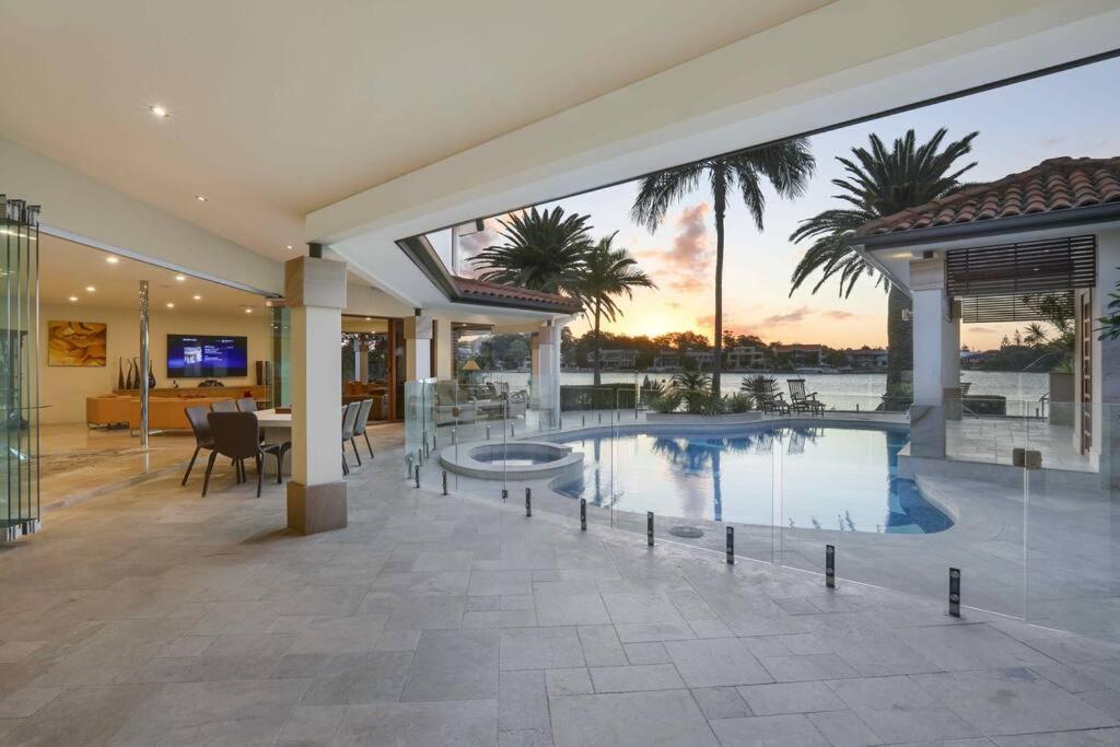 Main River Grandeur Mansion, 5bed, Pool & Sauna Apartment *