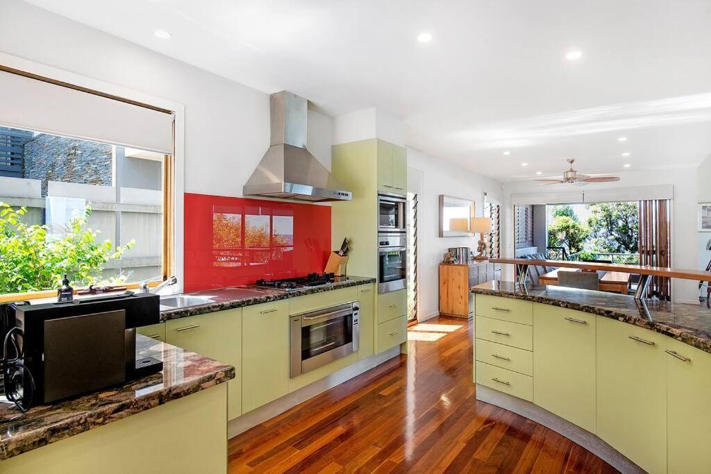 Holiday home Stunning 5-bedroom Oceanview Retreat In Tugun