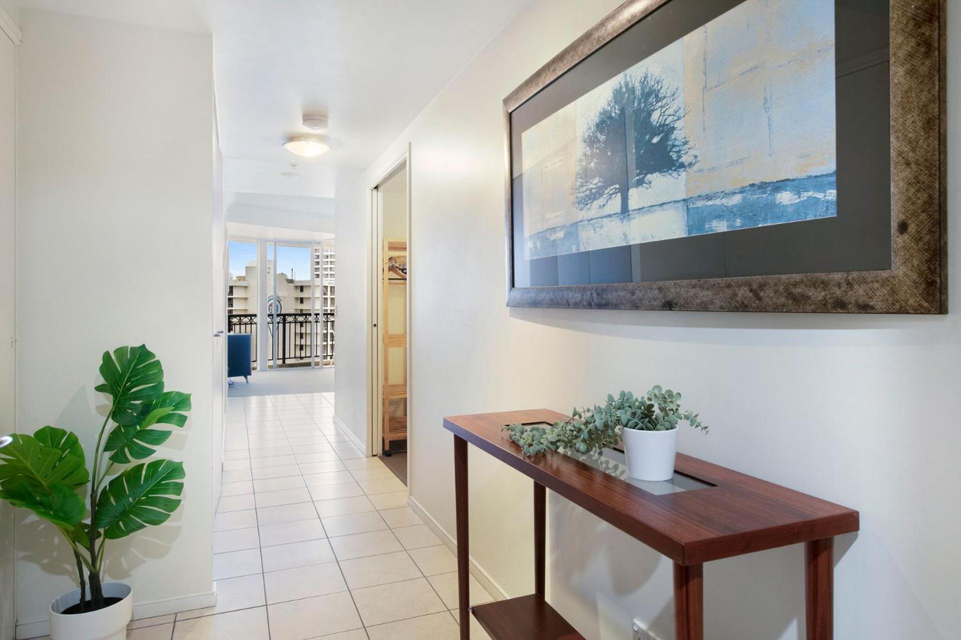 Spacious 2 Bedroom In Chevron Renaissance - Coasthm Apartment