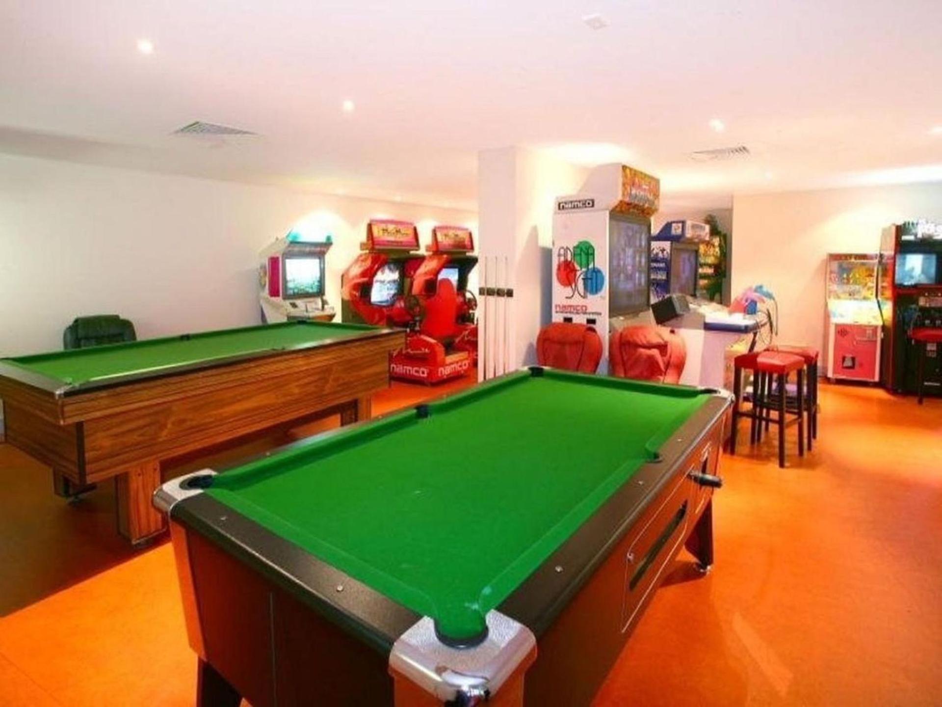 Spacious 2 Bedroom In Chevron Renaissance - Coasthm Apartment *