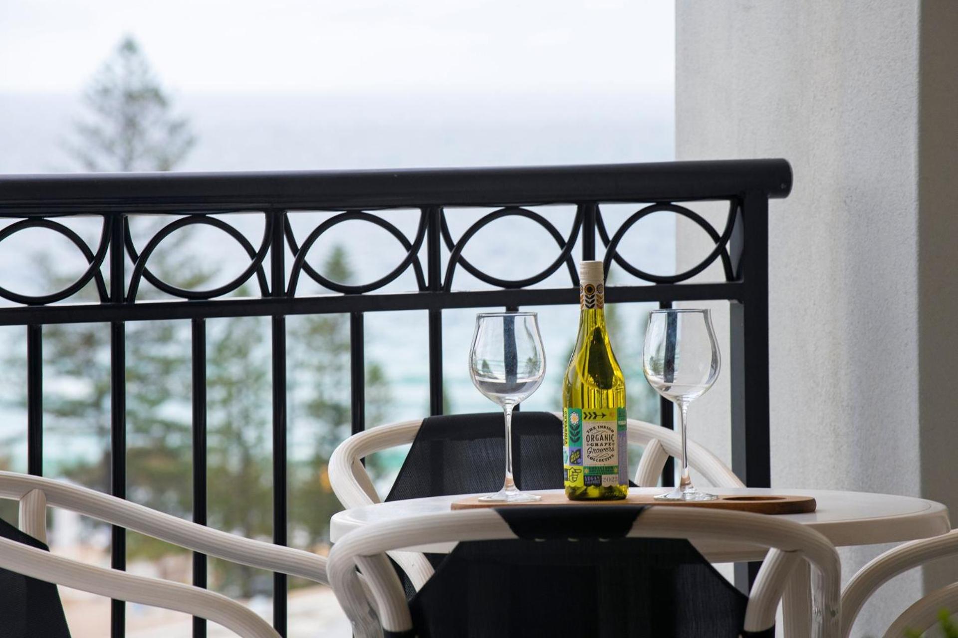Spacious 2 Bedroom In Chevron Renaissance - Coasthm Gold Coast