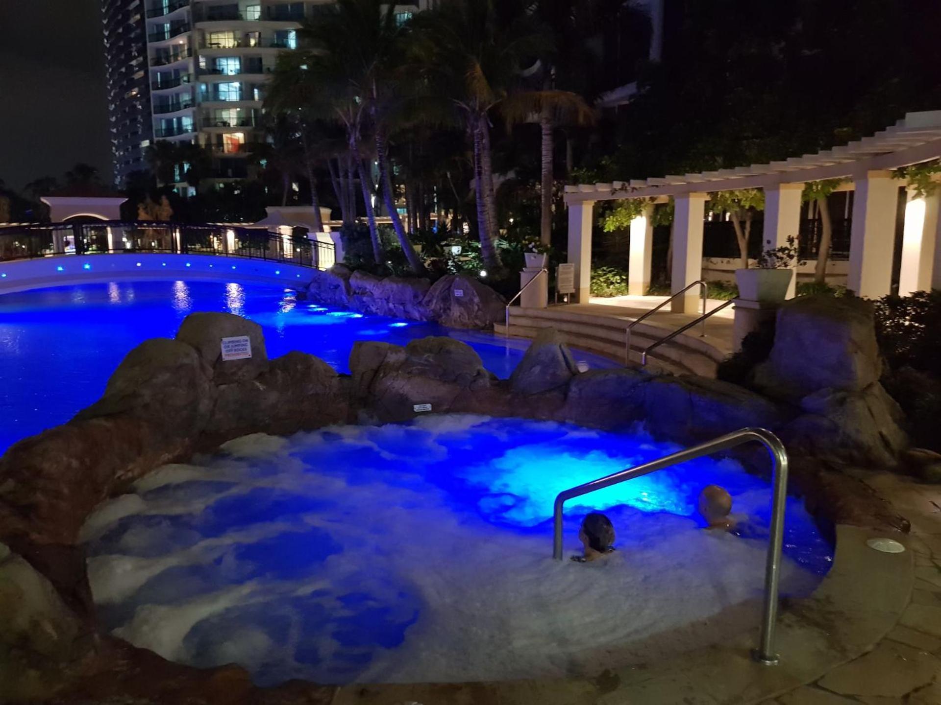 Spacious 2 Bedroom In Chevron Renaissance - Coasthm Apartment Gold Coast