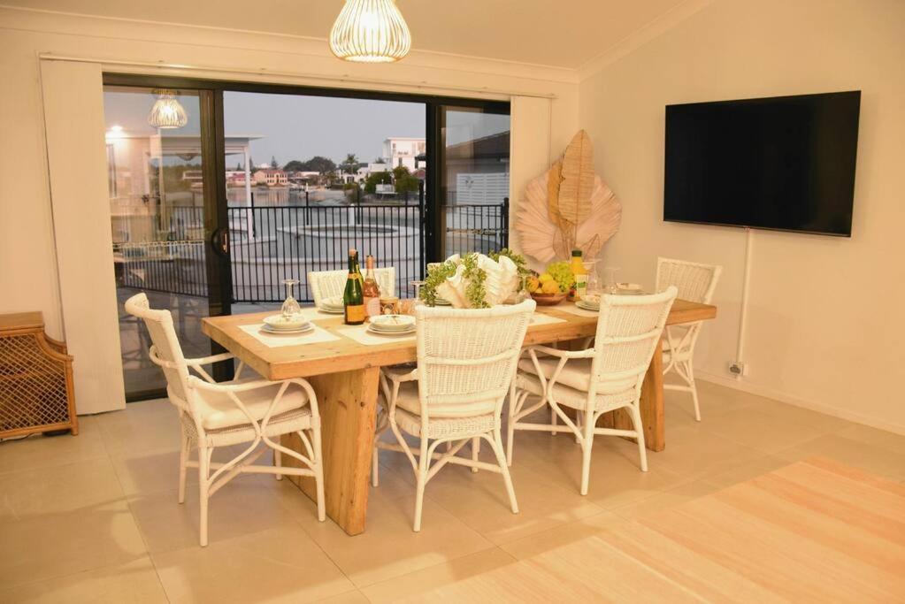 5b Waterfront 3 Pools Avalon Entertainment Unbound Gold Coast