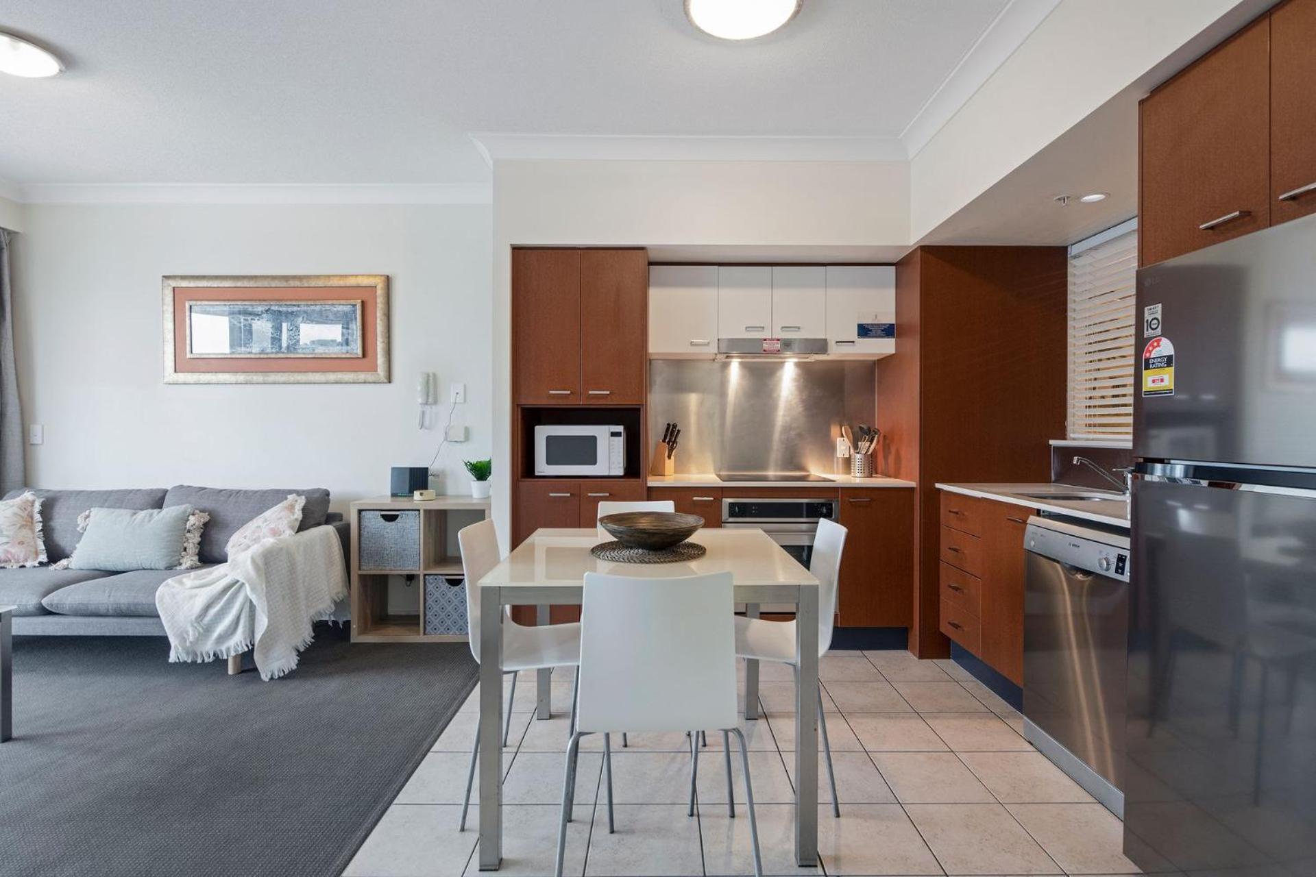 Spacious 2 Bedroom In Chevron Renaissance - Coasthm Apartment *