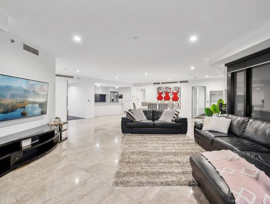 Sub-penthouse Dream In Circle On Cavill Apartment