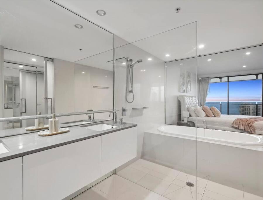 Sub-penthouse Dream In Circle On Cavill