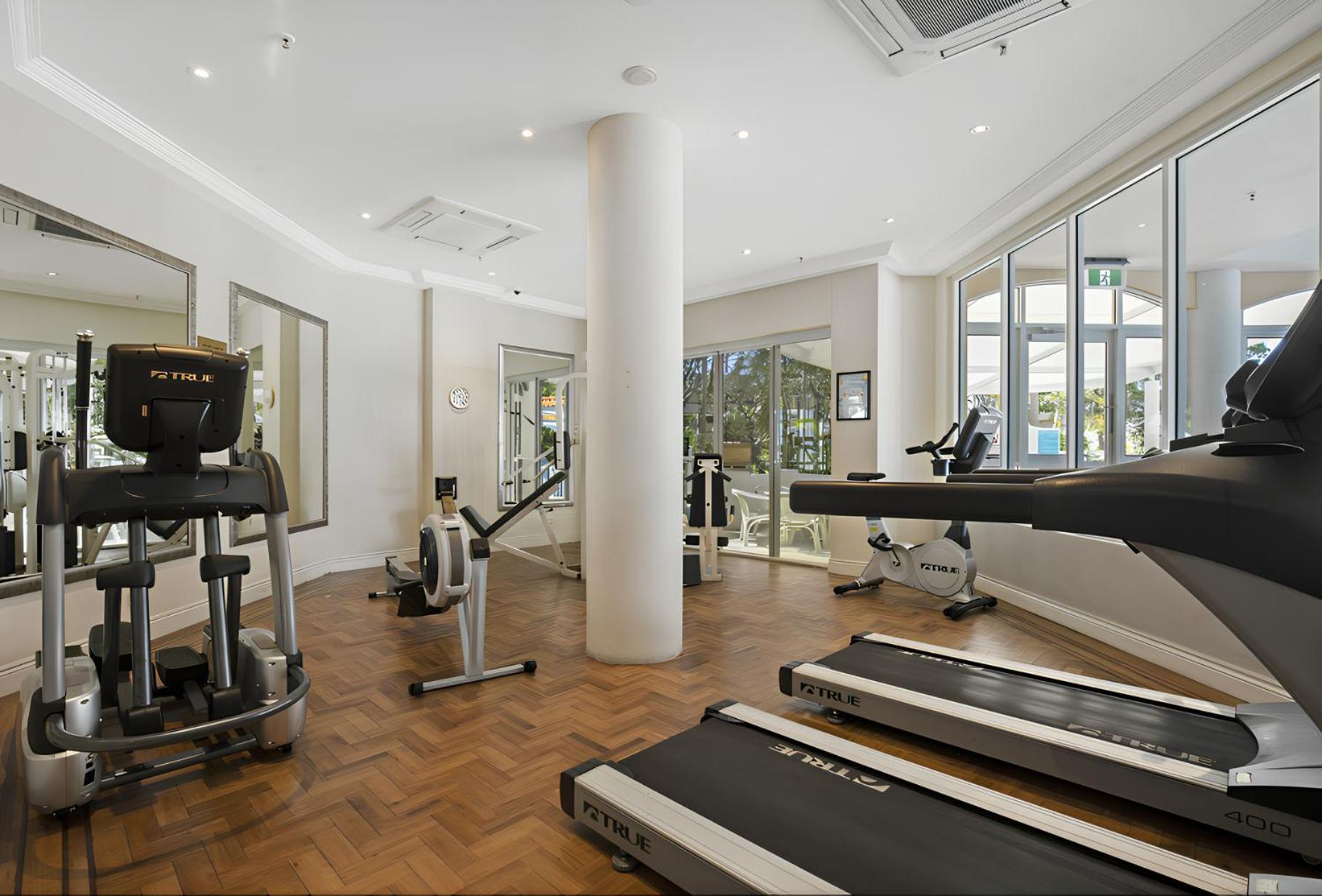 Self Contained & Privately Managed 4 Bedroom Penthouse - Broadbeach Apartment