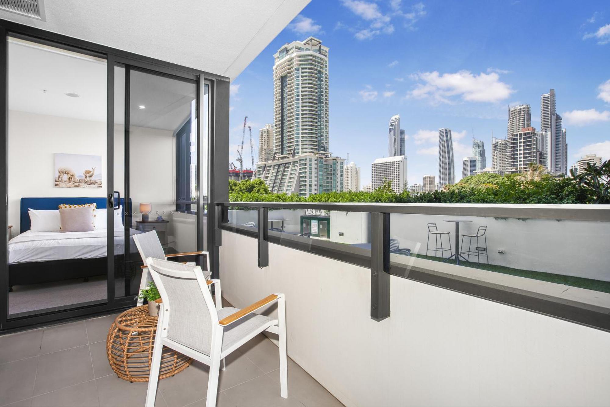 Sun Drenched In The Heart Of Surfers Apartment *