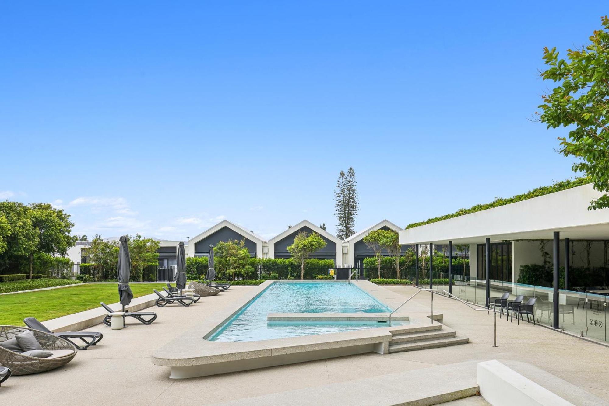 Glorious Ocean Views 2-bed Pool & Amenities Apartment Gold Coast