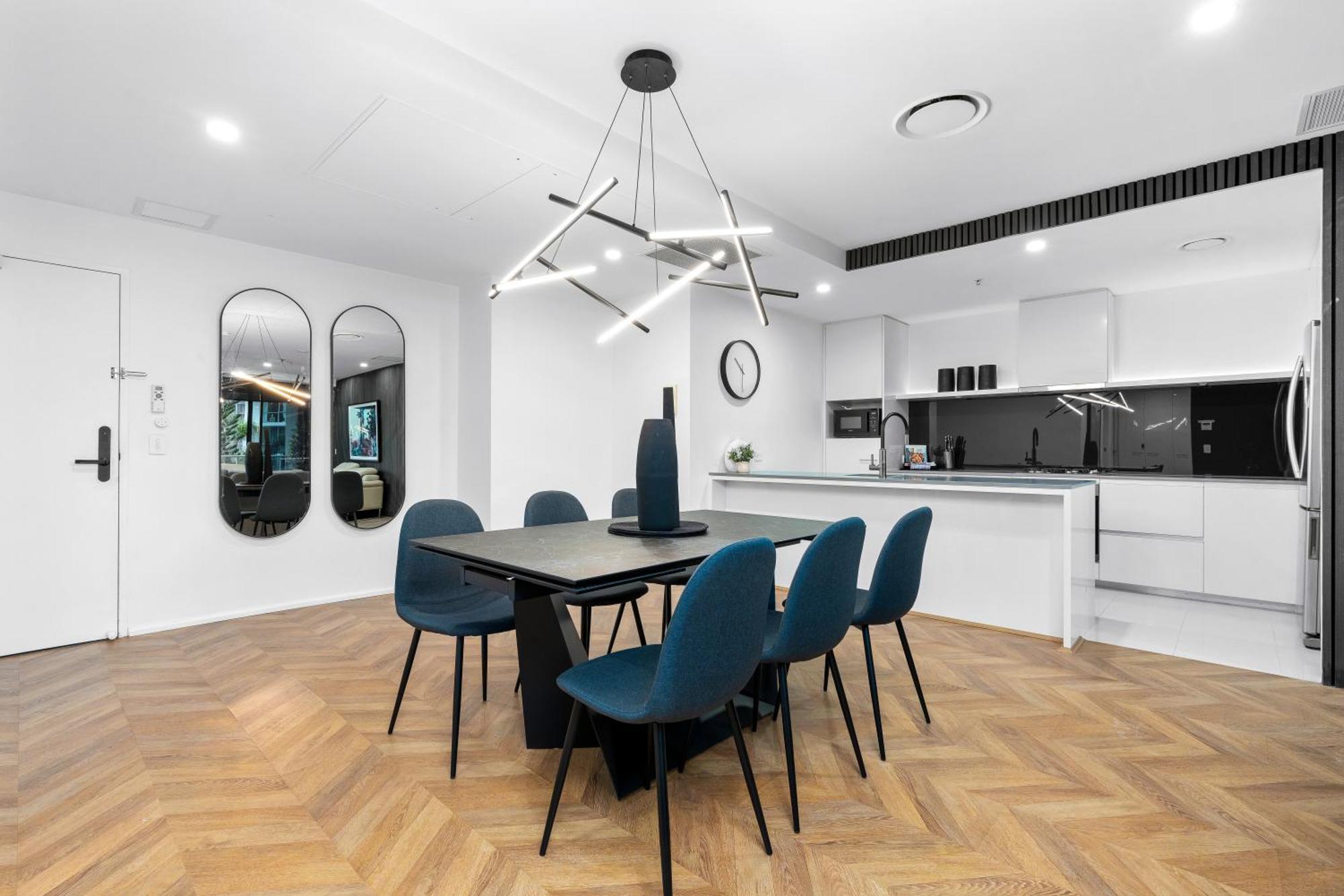 Self-contained At Circle On Cavill - Privately Managed - Wow Apartment