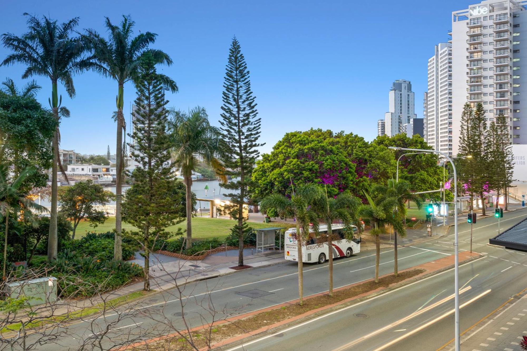 Self-contained At Circle On Cavill - Privately Managed - Wow Apartment *