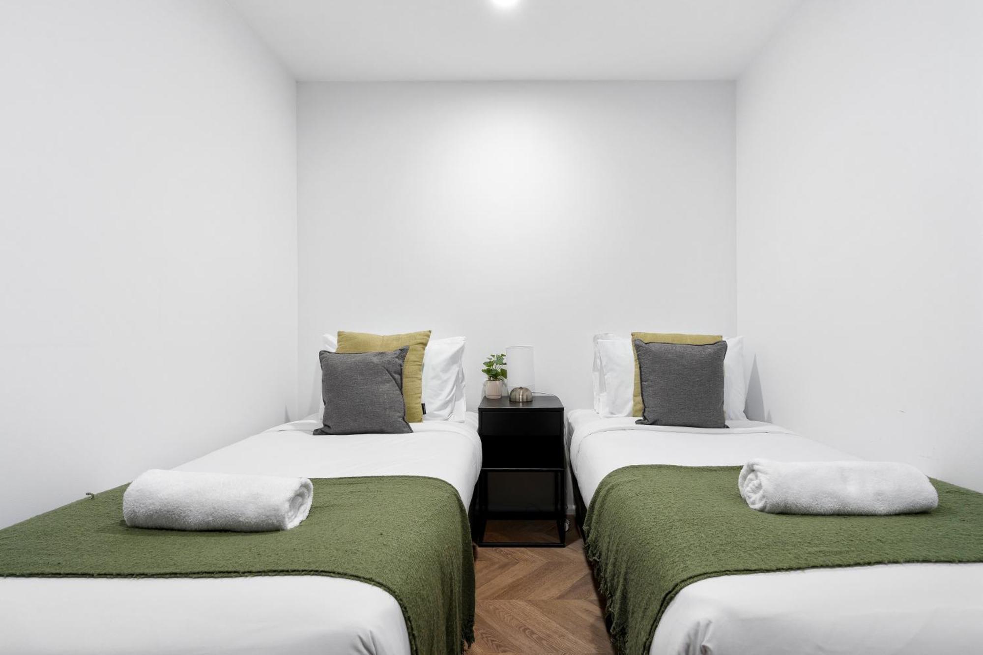 Self-contained At Circle On Cavill - Privately Managed - Wow *