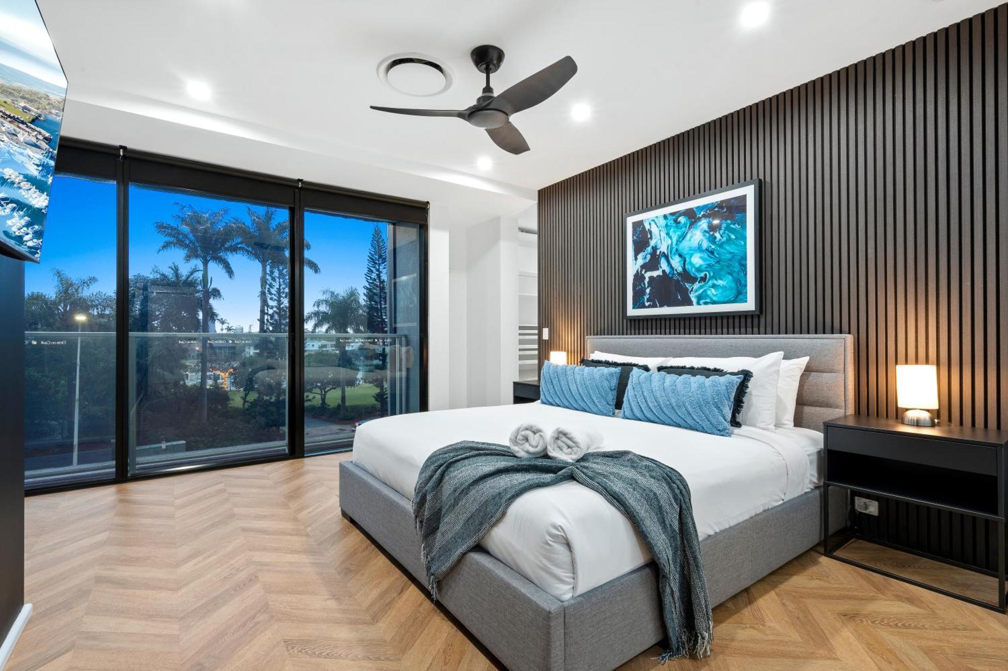 Self-contained At Circle On Cavill - Privately Managed - Wow Apartment