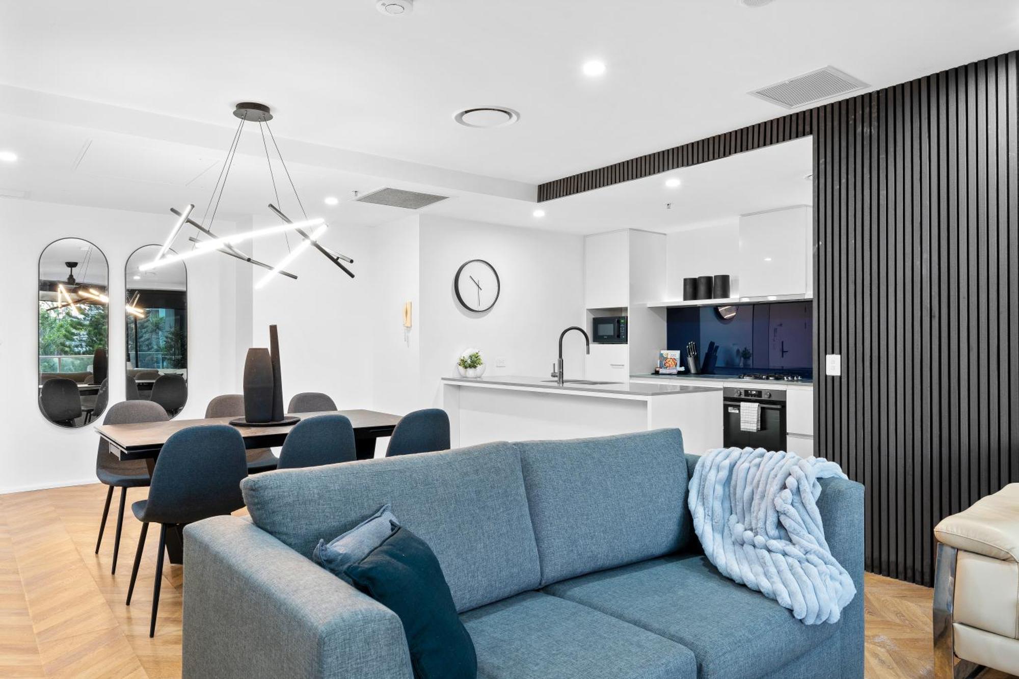 Self-contained At Circle On Cavill - Privately Managed - Wow *