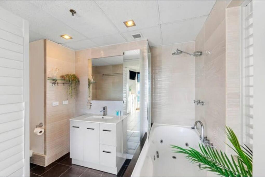 Entire Unit Ocean Views Netflix * Gold Coast