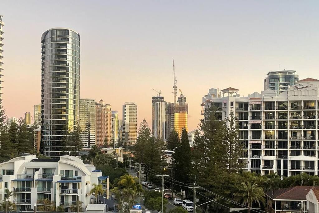 Surfers Paradise 1 Bedroom Bright, Spacious, 3 Min To Beach, Stunning Views Apartment
