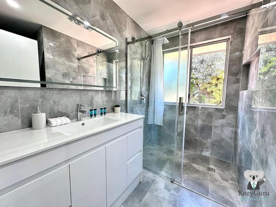 Kozyguru Mermaid Waters Charming 3 Bed Pool Apartment Gold Coast
