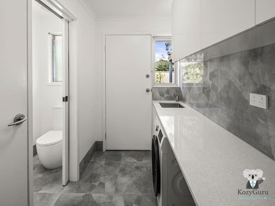 Apartment Kozyguru Mermaid Waters Charming 3 Bed Pool Gold Coast