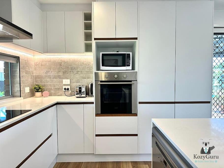 Kozyguru Mermaid Waters Charming 3 Bed Pool Gold Coast
