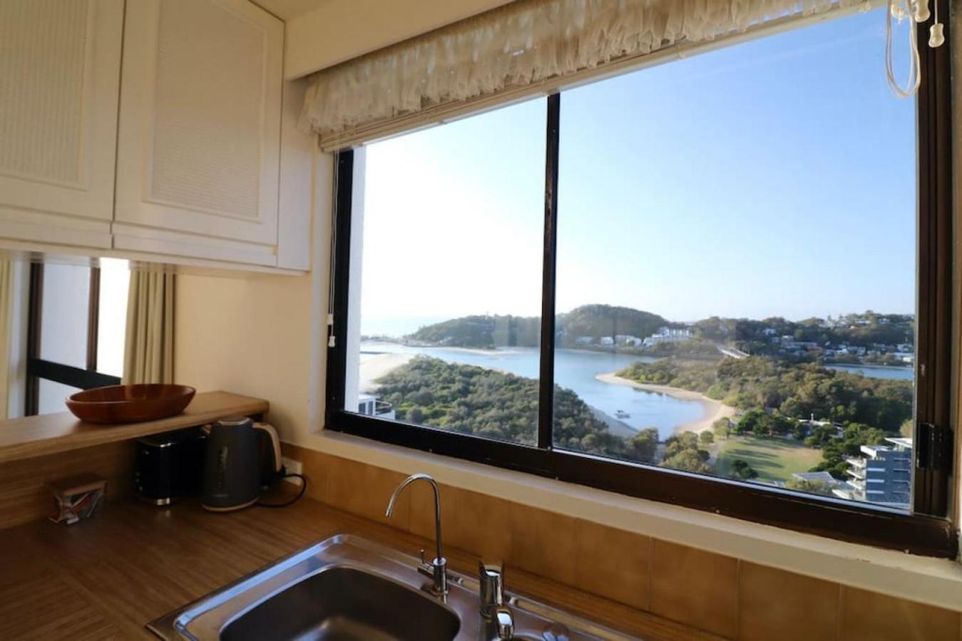 Panoramic Ocean Views Royal Palm Apartment *