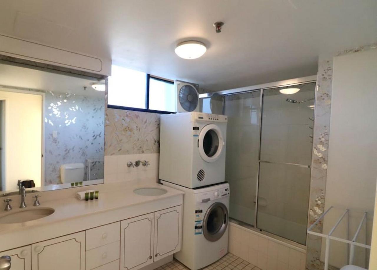 Panoramic Ocean Views Royal Palm Apartment *