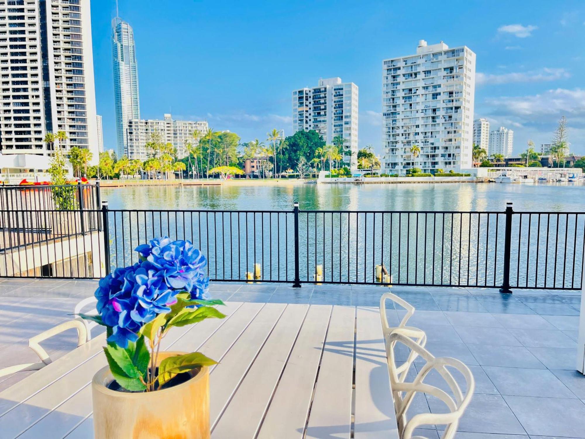 Waterfront In Heart Of Surfers Paradise *