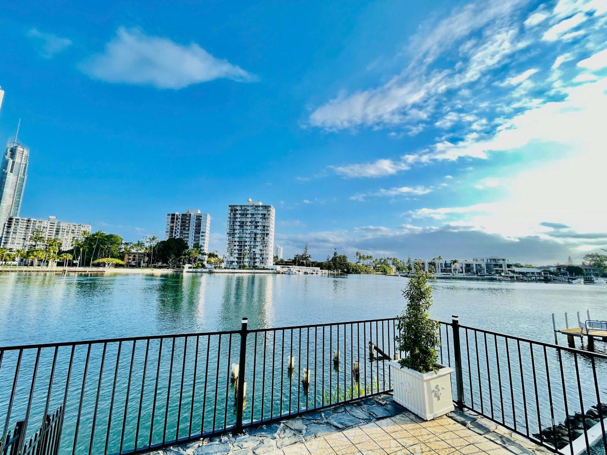 Villa Waterfront In Heart Of Surfers Paradise