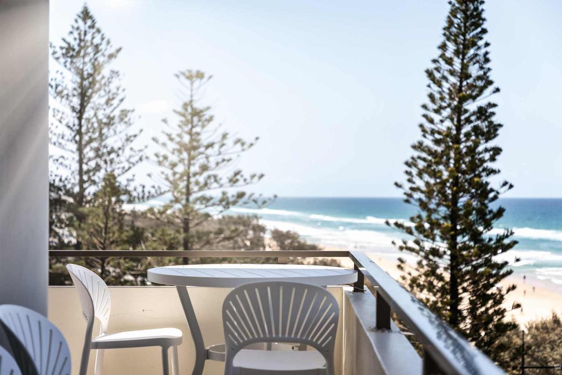 Surfers Paradise Beachfront Apartment