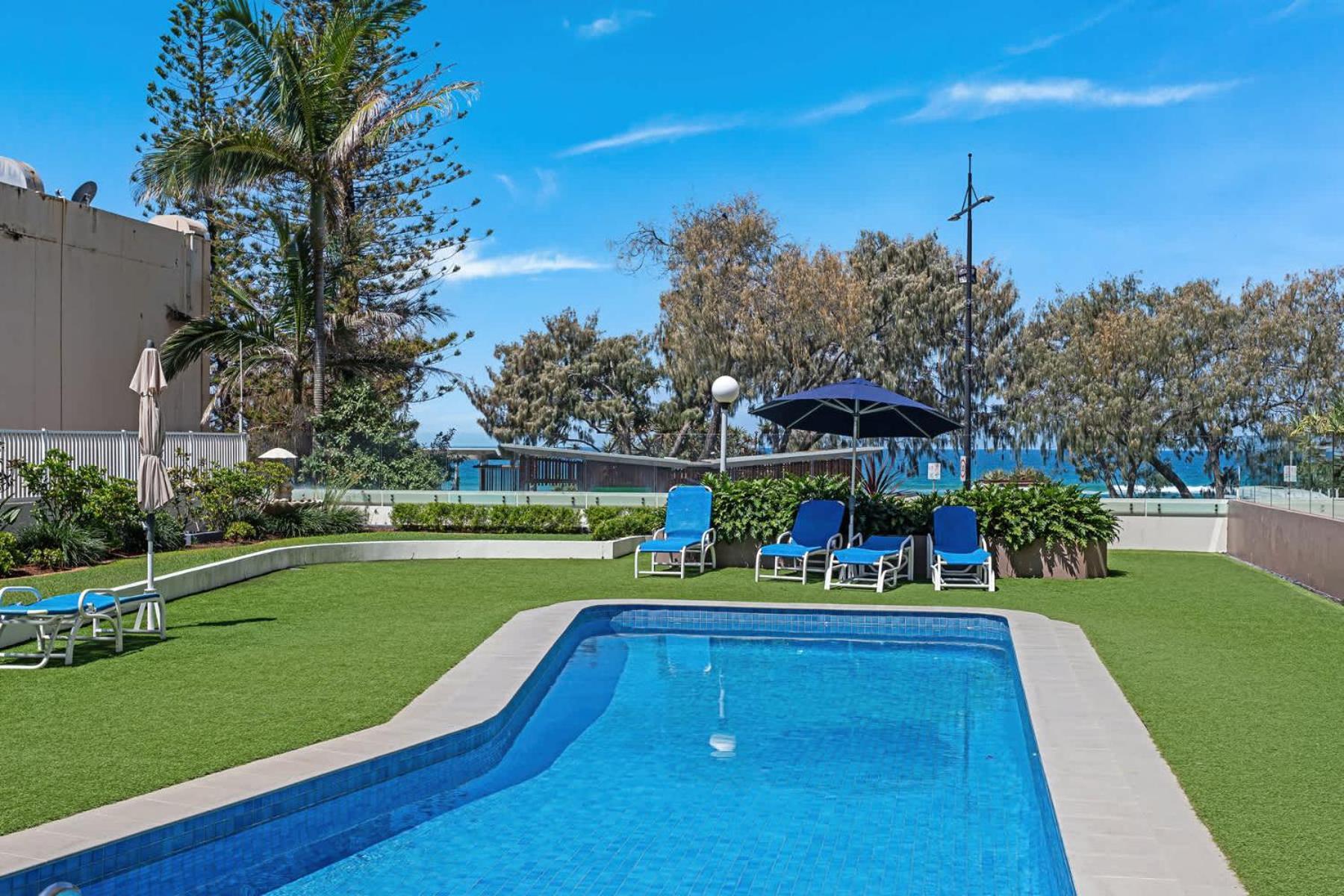 Surfers Paradise Beachfront * Gold Coast
