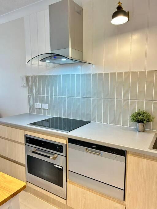 Renovated Beachside 1br Apartment Gold Coast