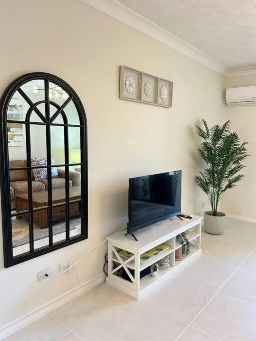 Renovated Beachside 1br Apartment Gold Coast